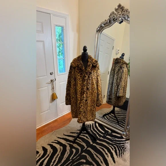 JCREW LEOPARD PRINT FAUX FUR COAT ♥︎
• 90’S VIBES • GRUNGE • VINTAGE • - Picture 3 of 10